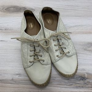 Clarks Women’s Off White Lace Up Flats Size 9.5